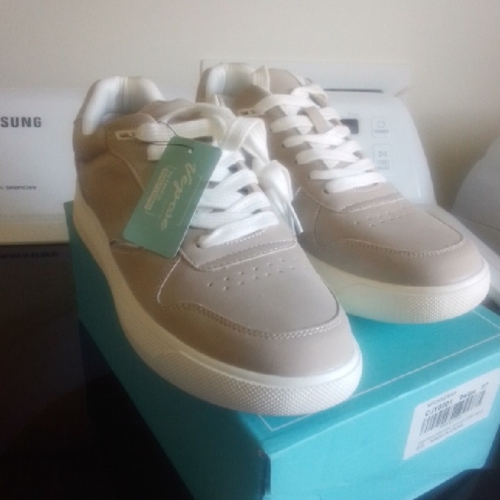 Vepose Women's Tan and White Sneakers